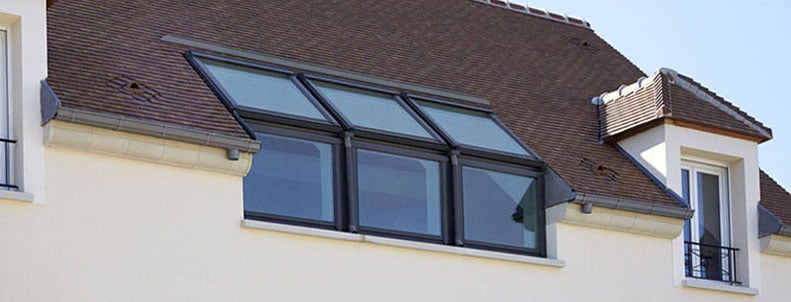 VELUX tetőtéri ablakok kombinálása térdfalablakokkal