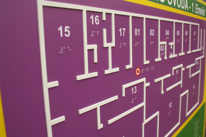 Braille információs tábla tapintható térkép