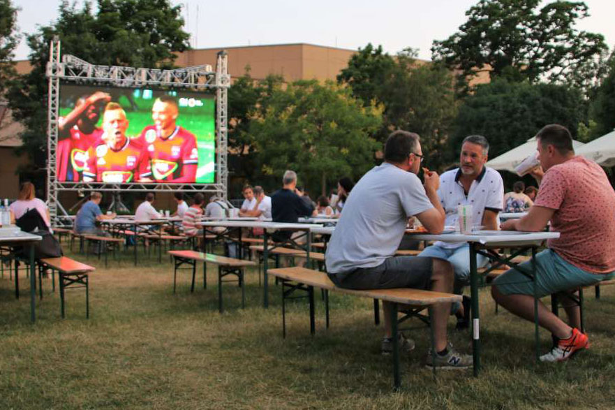 EB szurkolói zóna a MOM Beach-en