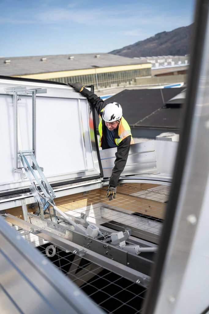 A VELUX Commercial sávos felülvilágítói az ÖSWAG csarnokain 9 A VELUX Commercial sávos felülvilágítói az ÖSWAG csarnokain
