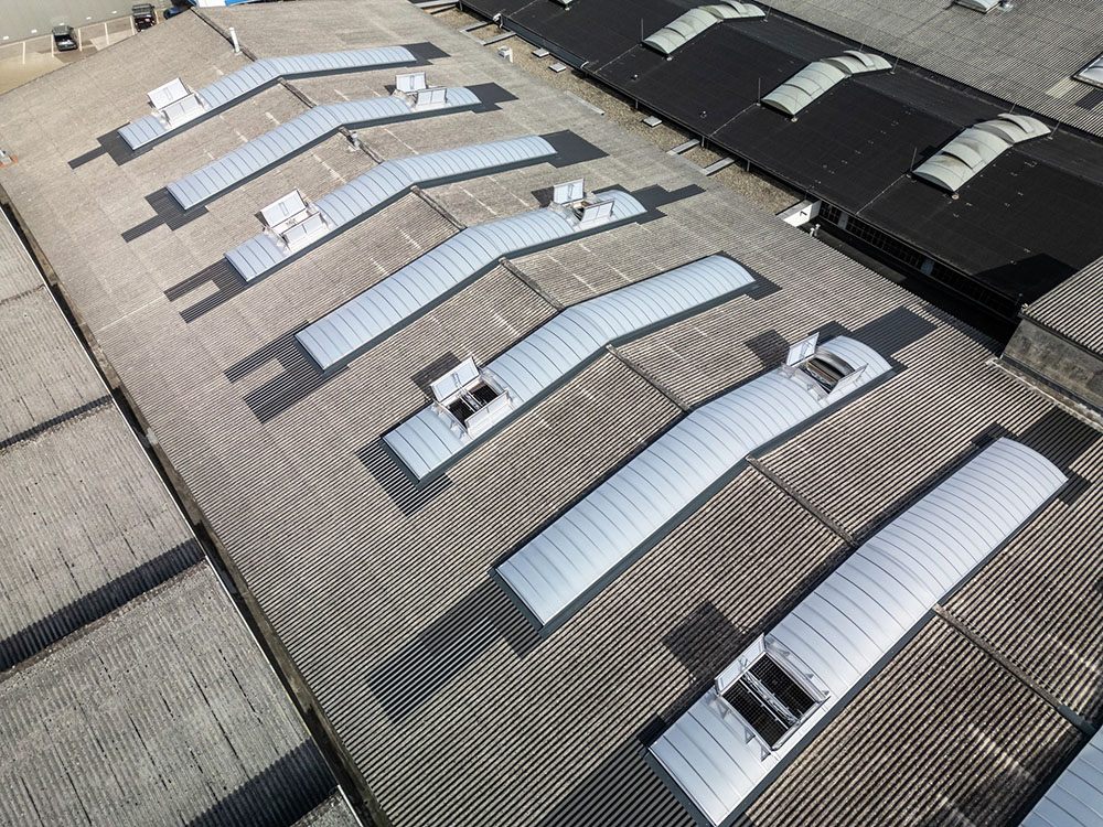 A VELUX Commercial sávos felülvilágítói az ÖSWAG csarnokain 3 A VELUX Commercial sávos felülvilágítói az ÖSWAG csarnokain