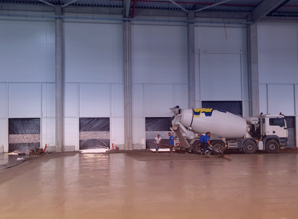 Ideiglenes homlokzati zárás - Konstrukt 360 Kft. 4 Aldi Logisztikai Központ | CTP
A termékünk ideiglenes por és szél védelmet biztosított a nyílászárók beépítéséig, hogy a betonozás számára megfelelő körülményt biztosítson.