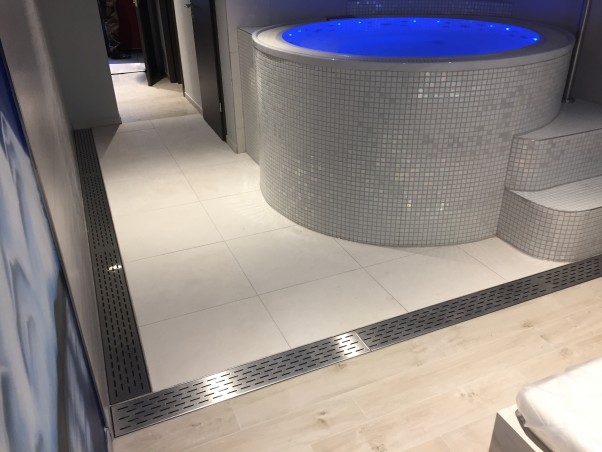 Fürdőrácsos folyóka beépítve wellness komplexumba
