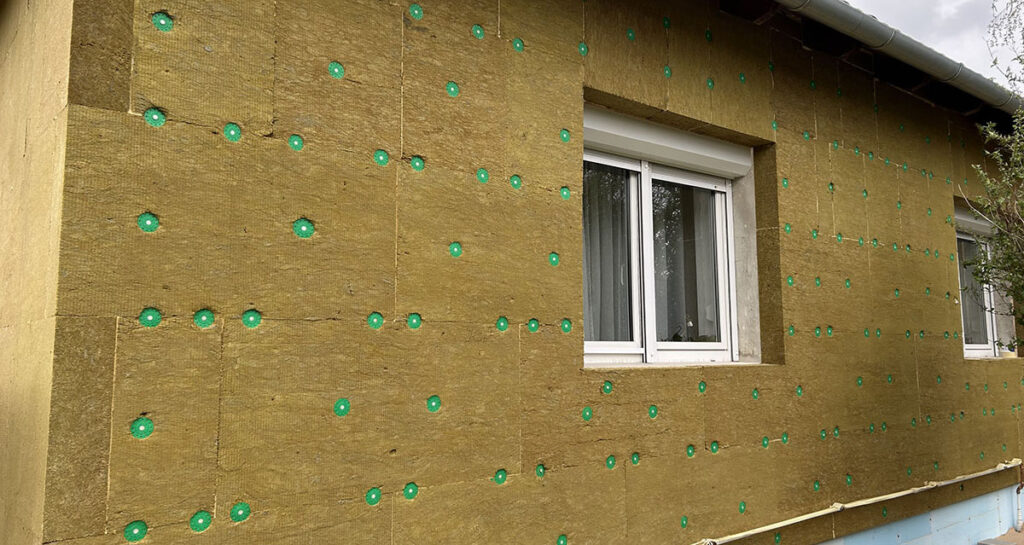 Egyszerűbb kivitelezés, egészségesebb, biztonságos belső tér – RAVATHERM SW ETICS Plus 2 Egyszerű megoldás a hibamentesebb homlokzati hőszigetelésért
