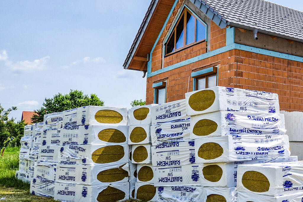 A RAVATHERM SW ETICS Plus kőzetgyapot hőszigetelő lemez nemcsak energiahatékony, hanem a tűzbiztonság és az épületklíma szempontjából is kiemelkedő teljesítményt nyújt.