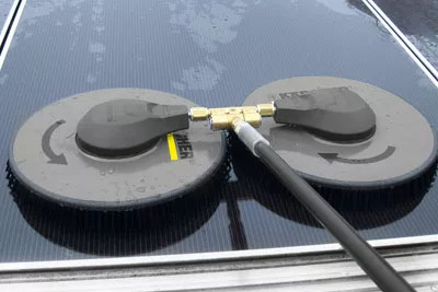 Napelemek tisztítása tetőn