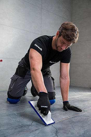 Újdonság a burkolatragasztók világában a Ceresit GÉL burkolatragasztó