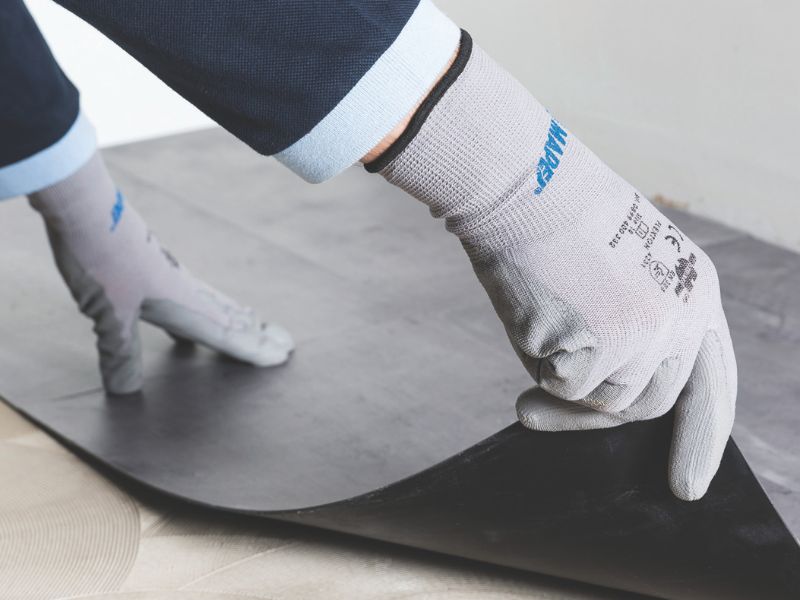 Miért kulcskérdés a megfelelő ragasztó a vinilburkolatokhoz? 2 lvt-vinil-padlo-ragasztas-mapei