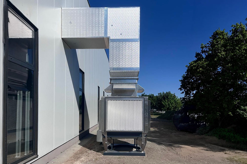 Az adiabatikus hűtés telepítése során az ipari és kereskedelmi létesítményeknél sokan automatikusan a tetőre telepített légtechnikai berendezésekben gondolkodnak. A rooftop kialakítás valóban elterjedt megoldás, azonban nem minden épület esetében bizonyul a legjobb választásnak. adiabatikus hűtőrendszer