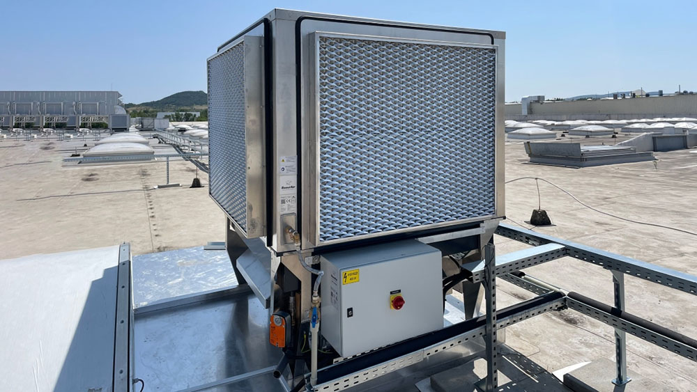 Az adiabatikus hűtés telepítése során az ipari és kereskedelmi létesítményeknél sokan automatikusan a tetőre telepített légtechnikai berendezésekben gondolkodnak. A rooftop kialakítás valóban elterjedt megoldás, azonban nem minden épület esetében bizonyul a legjobb választásnak. adiabatikus hűtőrendszer